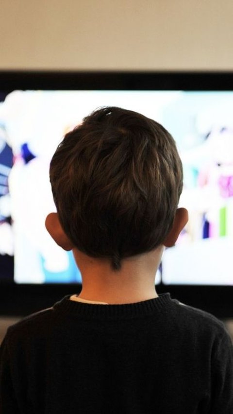 Dampak Negatif TV pada Perkembangan Anak, Orang Tua Wajib Tahu<br>