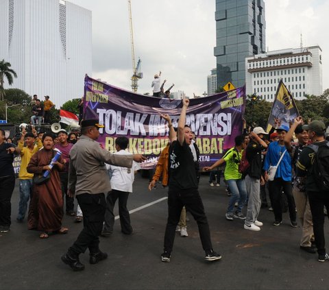 FOTO: Panas, Ricuh Dua Kelompok Pengunjuk Rasa Warnai Demo MK di Patung Kuda