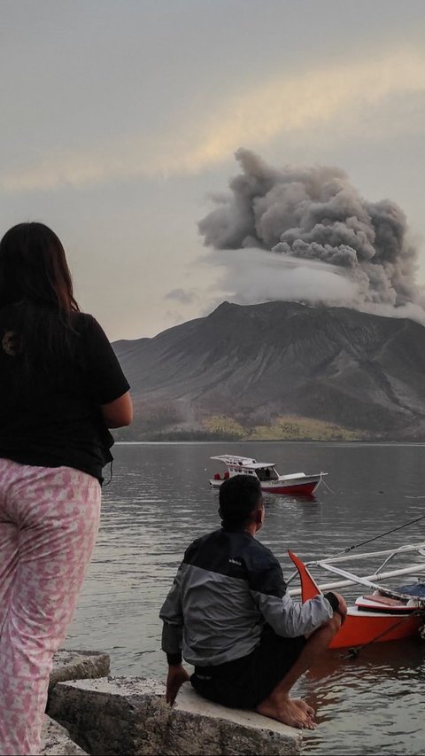 FOTO: Momen Erupsi Gunung Ruang Jadi Tontonan Warga