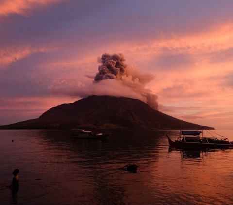 Gunung Ruang kembali mengalami erupsi pada Jumat (19/4/2024) sore waktu setempat. Muntahan material abu vulkanik keluar dari kawah gunung yang berlokasi di Kabupaten Sitaro, Sulawesi Utara, tersebut. Ronny Adolof Buol/AFP