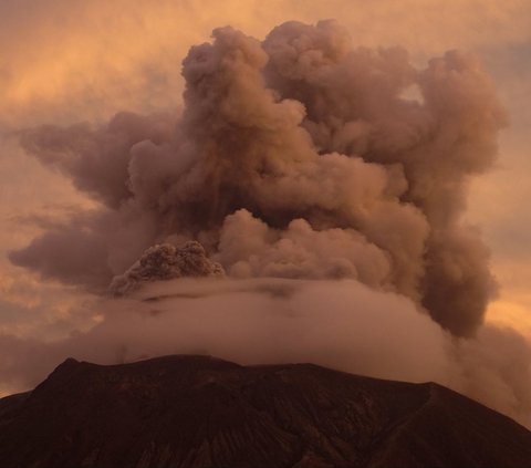 FOTO: Momen Erupsi Gunung Ruang Jadi Tontonan Warga