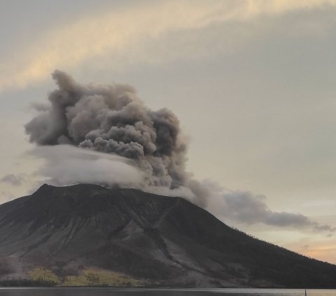 FOTO: Momen Erupsi Gunung Ruang Jadi Tontonan Warga