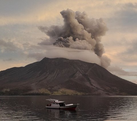 FOTO: Momen Erupsi Gunung Ruang Jadi Tontonan Warga