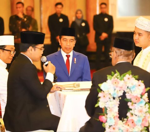 Presiden Joko Widodo menjadi saksi pada pernikahan putra Wakil Menteri Ketenagakerjaan Afriansyah Noor, yaitu Akmal Farhansyah Razzak dengan Nur Alaya Yusuf, putri dari Rahmat Yusuf di Balai Samudera Jakarta, Sabtu (20/4/2024).<br>