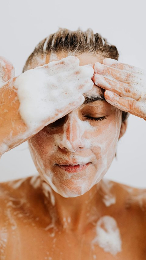 <b>Gunakan Facial Wash dengan Kandungan Bahan Antiinflamasi</b>