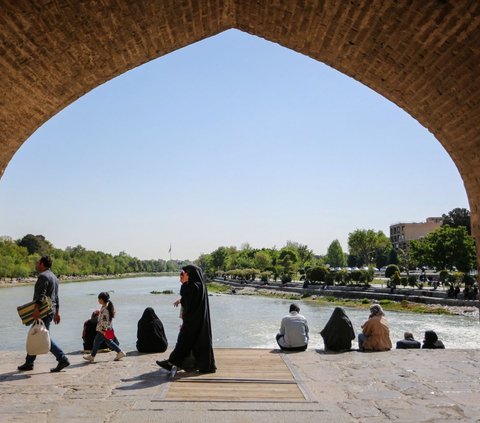 Kota Isfahan, yang berlokasi sekitar 340 km di selatan Teheran, ibu kota Iran, dilaporkan menjadi target serangan balasan Israel, pada Jumat (19/4/2024) kemarin. Kota ini menjadi pusat nuklir Iran serta pangkalan udara militer utama negara tersebut. <br><br>Di sisi lain, Isfahan ternyata terkenal dengan keindahannya yang memukau.