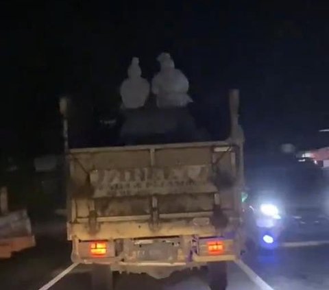 Definition of Dying Laughing Together, a Pair of Pocong Caught Dating on a Truck