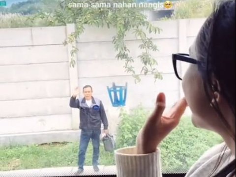 Be Careful with Onions! Viral Video of Touching Moment when Father Chases Bus to Say Goodbye to His Daughter Returning to Overseas