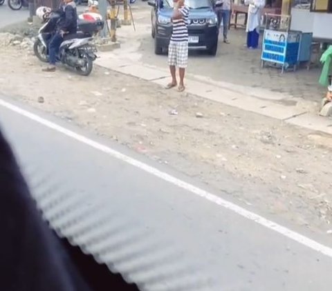 Be Careful with Onions! Viral Video of Touching Moment when Father Chases Bus to Say Goodbye to His Daughter Returning to Overseas