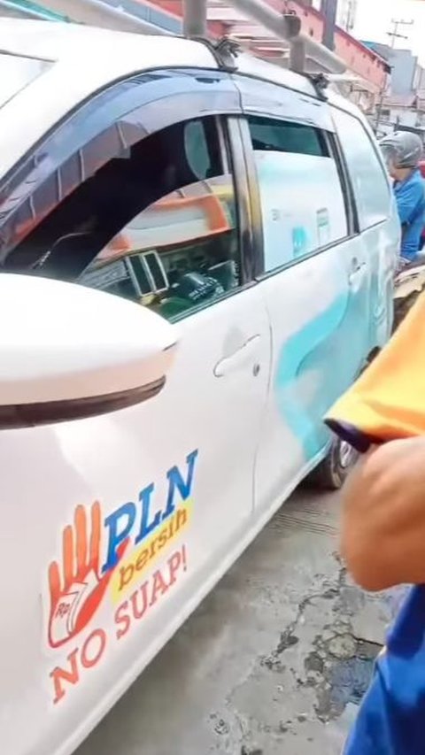 Viral Action of 5-Year-Old Child Driving a PLN Car and Hitting a Resident's Motorcycle, How is it Possible?