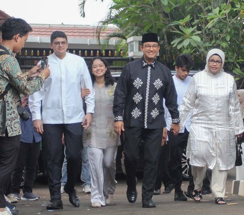 Capres nomor urut 1, Anies Baswedan mendatangi kediaman Cawapres Muhaimin Iskandar atau Cak Imin di Kompleks Widya Candra IV, Jakarta, Sabtu (20/4/2024). Kedatangan Anies bersama keluarganya itu dalam rangka melakukan halalbihalal di tengah momen perayaan Idulfitri 1445 Hijriah. Foto: Merdeka.com/Arie Basuki