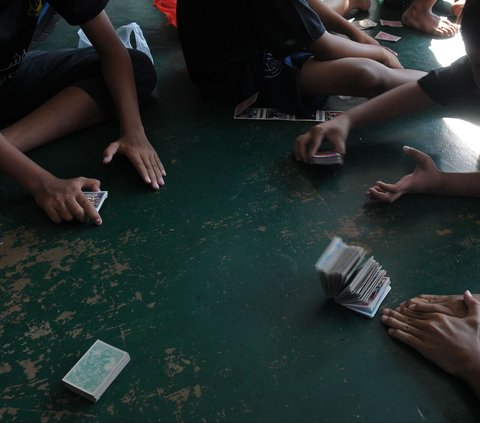 FOTO: Potret Keseruan Anak-Anak Main Kartu Gambar Bikin Generasi 90-an Nostalgia