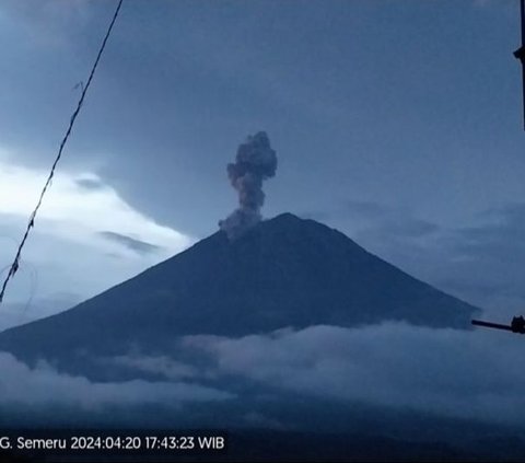 Gunung Semeru Erupsi dengan Letusan Abu Setinggi 1,5 Km