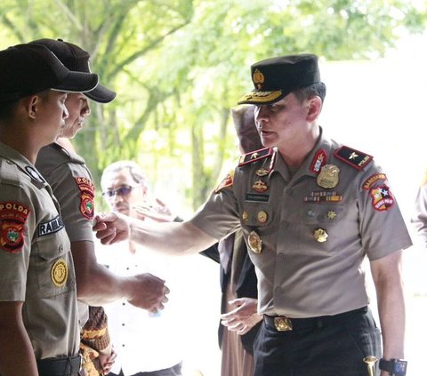 Momen Jenderal Polisi dan Istri Makan Papeda di Kampung Sepak Bola, Ada Cerita Unik Terungkap