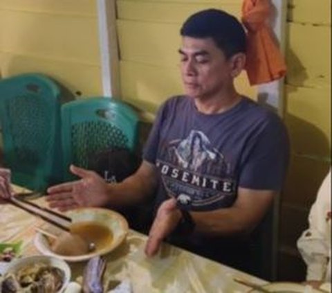 Momen Jenderal Polisi dan Istri Makan Papeda di Kampung Sepak Bola, Ada Cerita Unik Terungkap