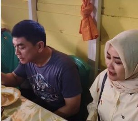 Momen Jenderal Polisi dan Istri Makan Papeda di Kampung Sepak Bola, Ada Cerita Unik Terungkap