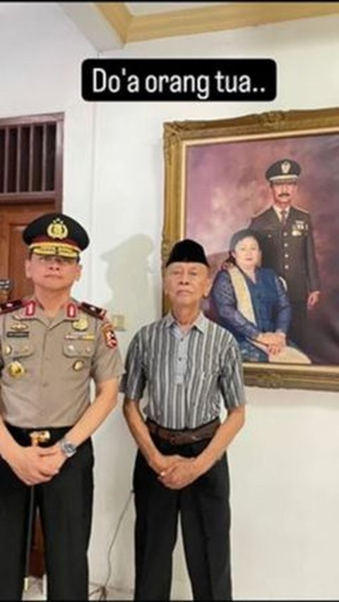 Saat berkunjung ke rumah keluarganya, terlihat foto sang ayah yang gagah menggunakan seragam TNI terpajang di dinding. <br>
