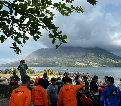 Gunung Ruang Meletus, 327 Warga Diungsikan Menggunakan Kapal TNI AL
