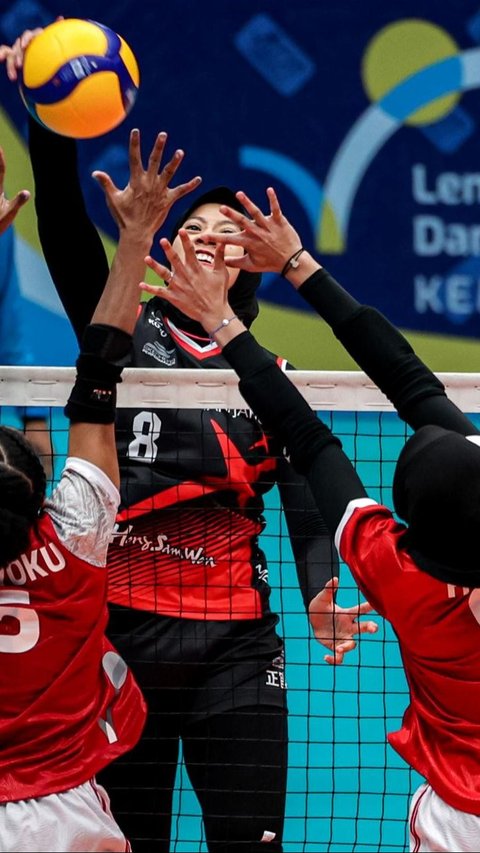 Pemain Red Sparks, Megawati Hangestri (tengah) melepaskan spike yang berusaha diblok dua pemain tim putri Indonesia All Star, Mediol Stiovanny Yoku (kir) dan Agustin Wulandhari pada laga ekshibisi bola voli fun volleyball. (Bola.com/Bagaskara Lazuardi)