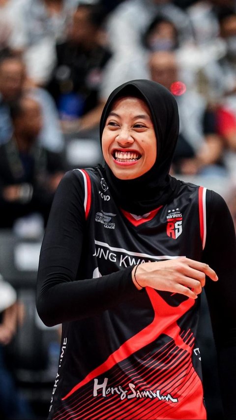 Pemain Red Sparks, Megawati Hangestri tersenyum saat menghadapi tim putri Indonesia All Star pada laga ekshibisi bola voli fun volleyball di Indonesia Arena, Senayan, Jakarta, Sabtu (20/4/2024). (Bola.com/Bagaskara Lazuardi)
