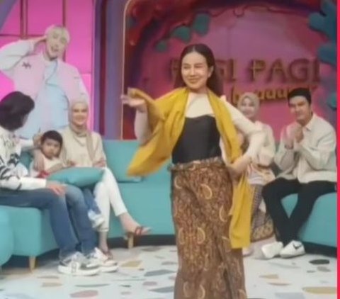 Invited Together on TV Show, Roger Danuarta's Attitude towards Mayang Lucy's Badarawuhi-style Dance Attracts Attention