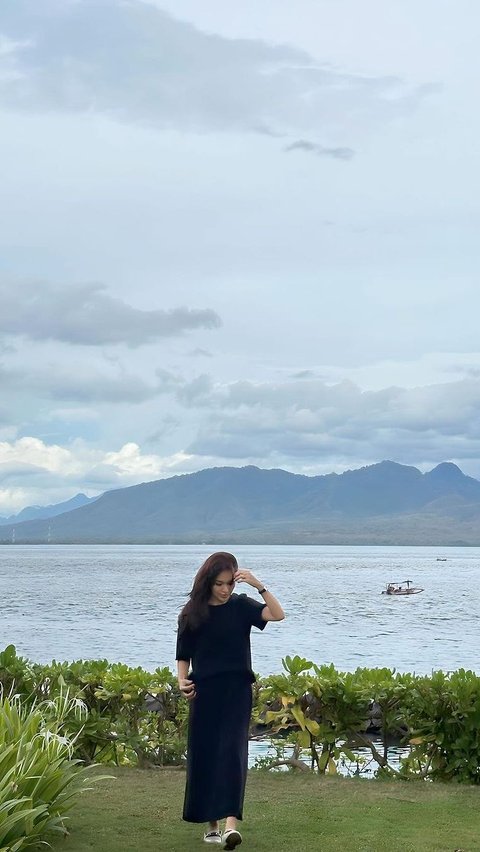 Ada Ayu Ting Ting hingga Lesti Kejora, Inspirasi OOTD yang Cocok Dipakai saat Liburan ke Pantai