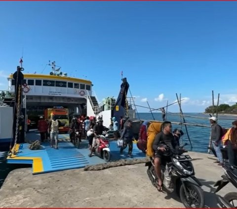 Serunya Ngetrip Naik Kapal Feri dari Situbondo ke Madura, Lewati Gugusan Kepulauan Eksotis dan Panorama Alam Menakjubkan