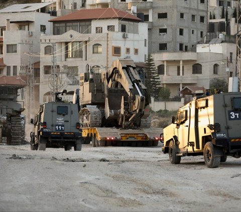 Dalam serangan itu, militer zionis  mengerahkan puluhan kendaraan militer, termasuk buldozer untuk menghancurkan jalan, pertokoan, saluran pembuangan limbah dan juga rumah-rumah milik warga Palestina. Foto: REUTERS
