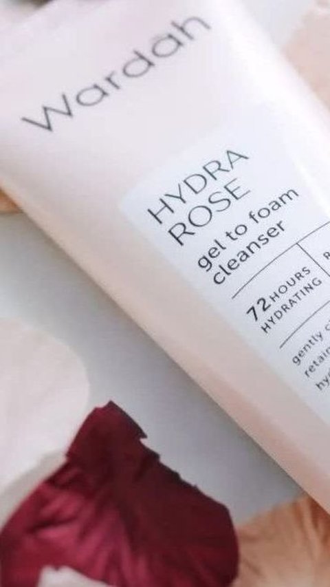 2. Wardah Hydra Rose Gel to Foam Cleanser