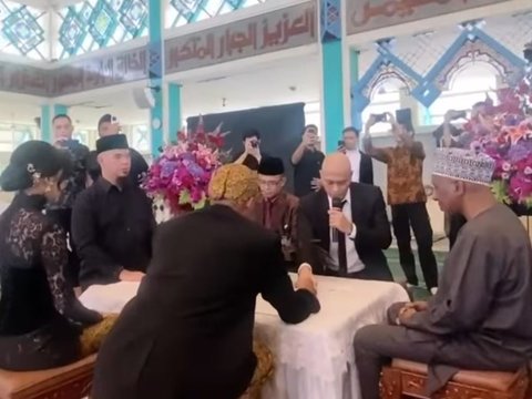 Tampil Berpeci, ini Potret Sederhana Ahmad Dhani saat jadi Saksi Nikah Anak Andra Ramadhan