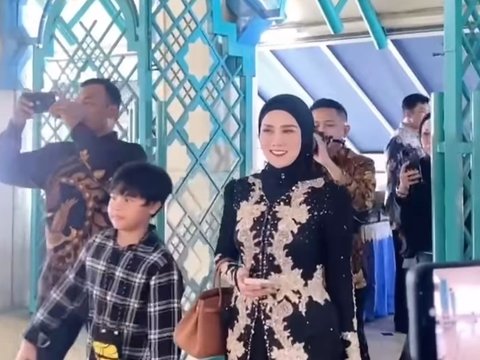 Tampil Berpeci, ini Potret Sederhana Ahmad Dhani saat jadi Saksi Nikah Anak Andra Ramadhan