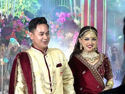 Portrait of the Wedding Reception of Putri Isnari and Abdul Azis, Festive with Bollywood Night Theme