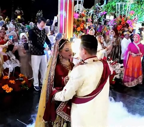 Portrait of the Wedding Reception of Putri Isnari and Abdul Azis, Festive with Bollywood Night Theme