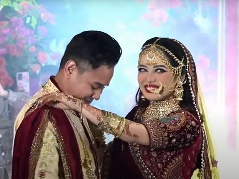 Portrait of the Wedding Reception of Putri Isnari and Abdul Azis, Festive with Bollywood Night Theme