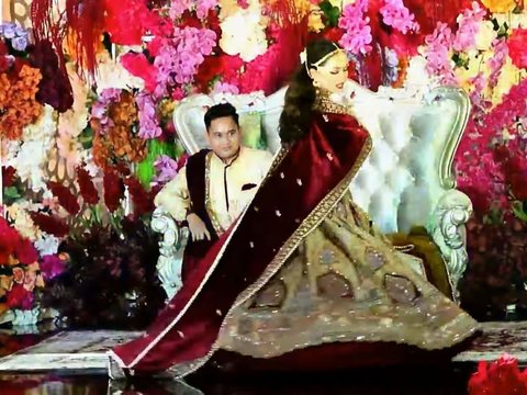 Portrait of the Wedding Reception of Putri Isnari and Abdul Azis, Festive with Bollywood Night Theme