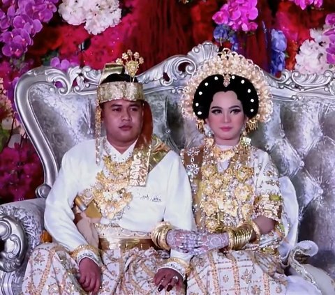 Portrait of the Wedding Reception of Putri Isnari and Abdul Azis, Festive with Bollywood Night Theme