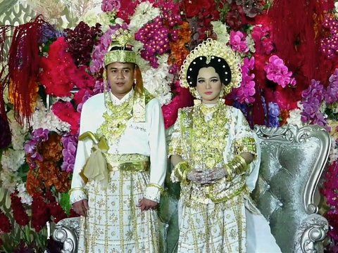 Portrait of the Wedding Reception of Putri Isnari and Abdul Azis, Festive with Bollywood Night Theme