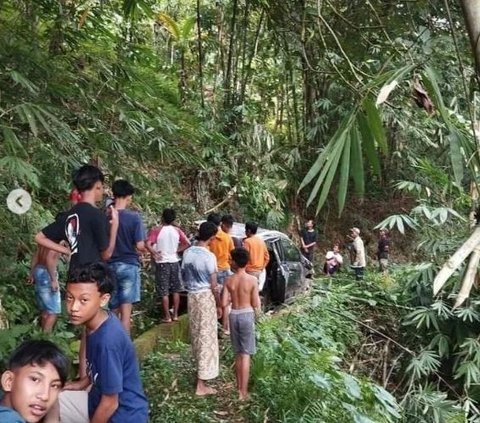 Suspected of Using Maps Application, Car Sinks into a 50-Meter Deep Ravine in Jepara