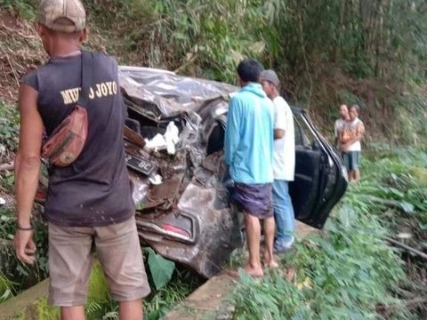 Suspected of Using Maps Application, Car Sinks into a 50-Meter Deep Ravine in Jepara