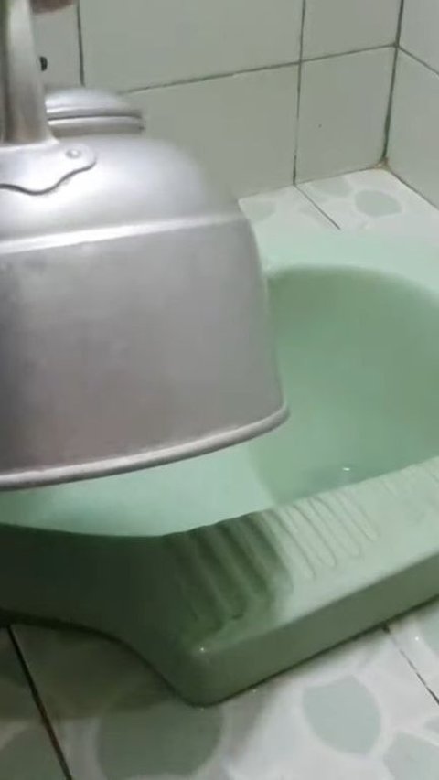 Siram WC dengan Air Panas
