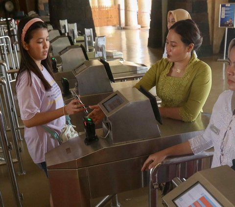 FOTO: Menyambut Hari Kartini, Karyawati Taman Impian Jaya Ancol Tampil Anggun dengan Kebaya Menyambut Pengunjung