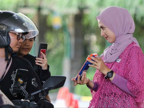 FOTO: Menyambut Hari Kartini, Karyawati Taman Impian Jaya Ancol Tampil Anggun dengan Kebaya Menyambut Pengunjung