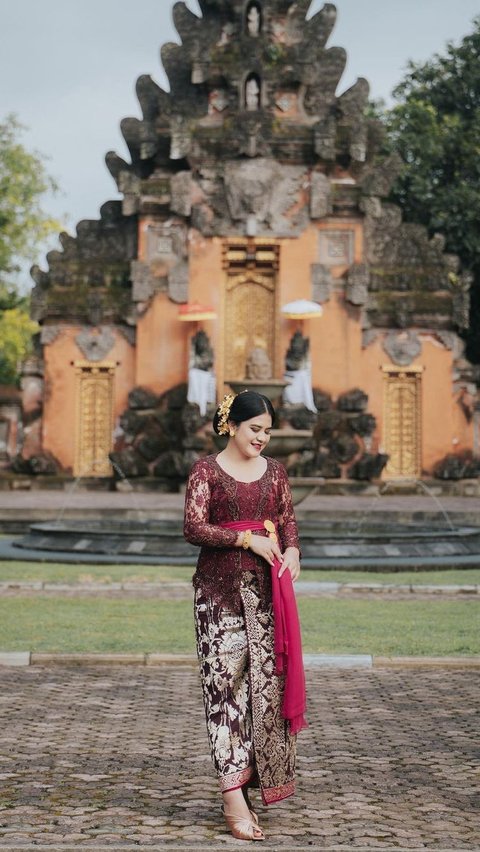 Dengan pesonanya yang tiada tara, kebaya terus menjadi bagian tak terpisahkan dari busana tradisional Indonesia yang membawa pesan tentang keindahan, keanggunan, dan kekuatan wanita Indonesia yang abadi.