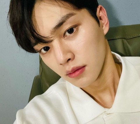Potret close up Song Kang saat selfie. Aktor yang pernah beradu akting dengan Han So hee ini akan menggelar fanmeeting bertajuk