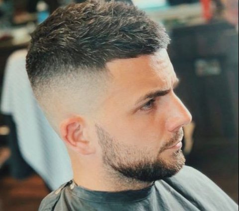 Inspirasi gaya rambut pria dengan model paling baru di 2024 agar penampilan makin keren.