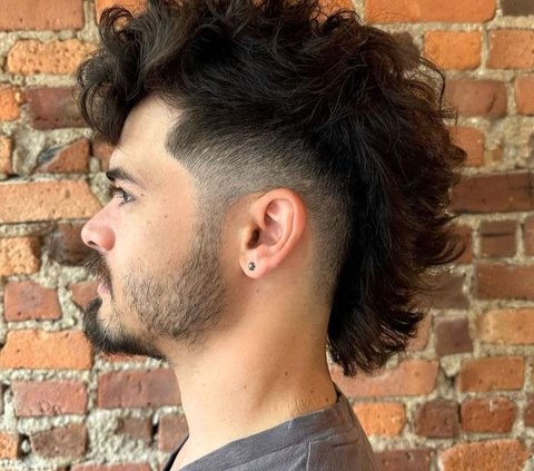 Inspirasi gaya rambut pria dengan model paling baru di 2024 agar penampilan makin keren.