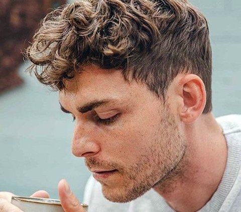 Inspirasi gaya rambut pria dengan model paling baru di 2024 agar penampilan makin keren.