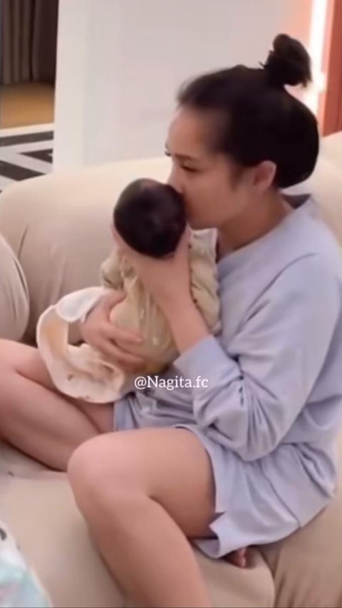 Potret Nagita Slavina Gendong dan Cium Baby Lily Buat Tersentuh, Netizen 'Emang Boleh Setulus Itu'
