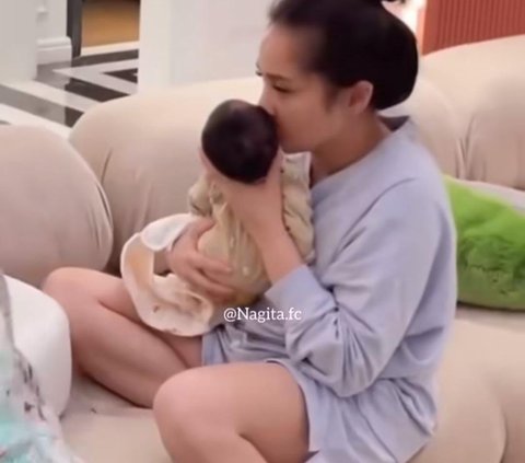 Potret Nagita Slavina Gendong dan Cium Baby Lily Buat Tersentuh, Netizen 'Memang Boleh Setulus Itu'