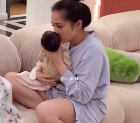 Potret Nagita Slavina Gendong dan Cium Baby Lily Buat Tersentuh, Netizen 'Memang Boleh Setulus Itu'